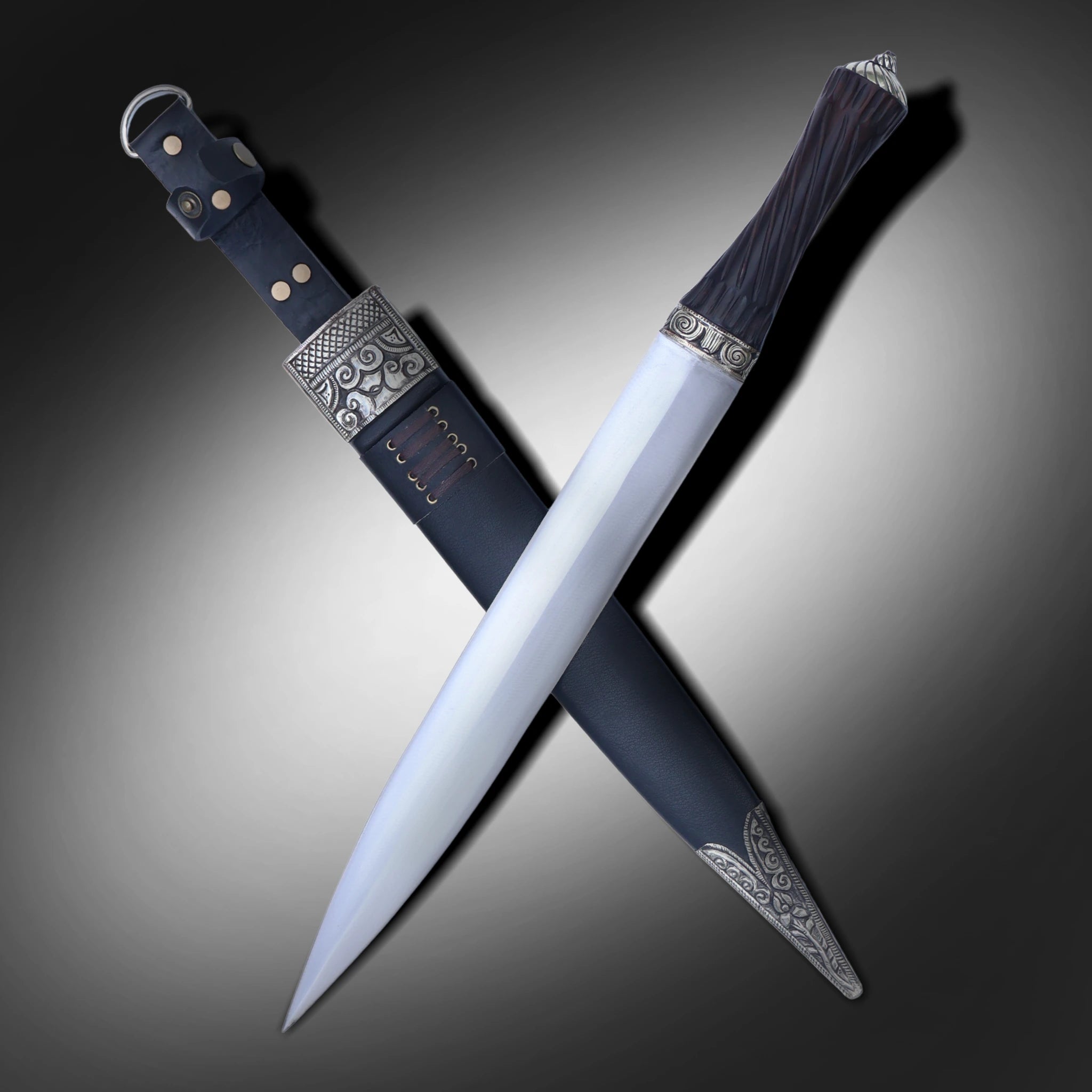 The Highlander's Dagger: A Blade of Clan and Valor