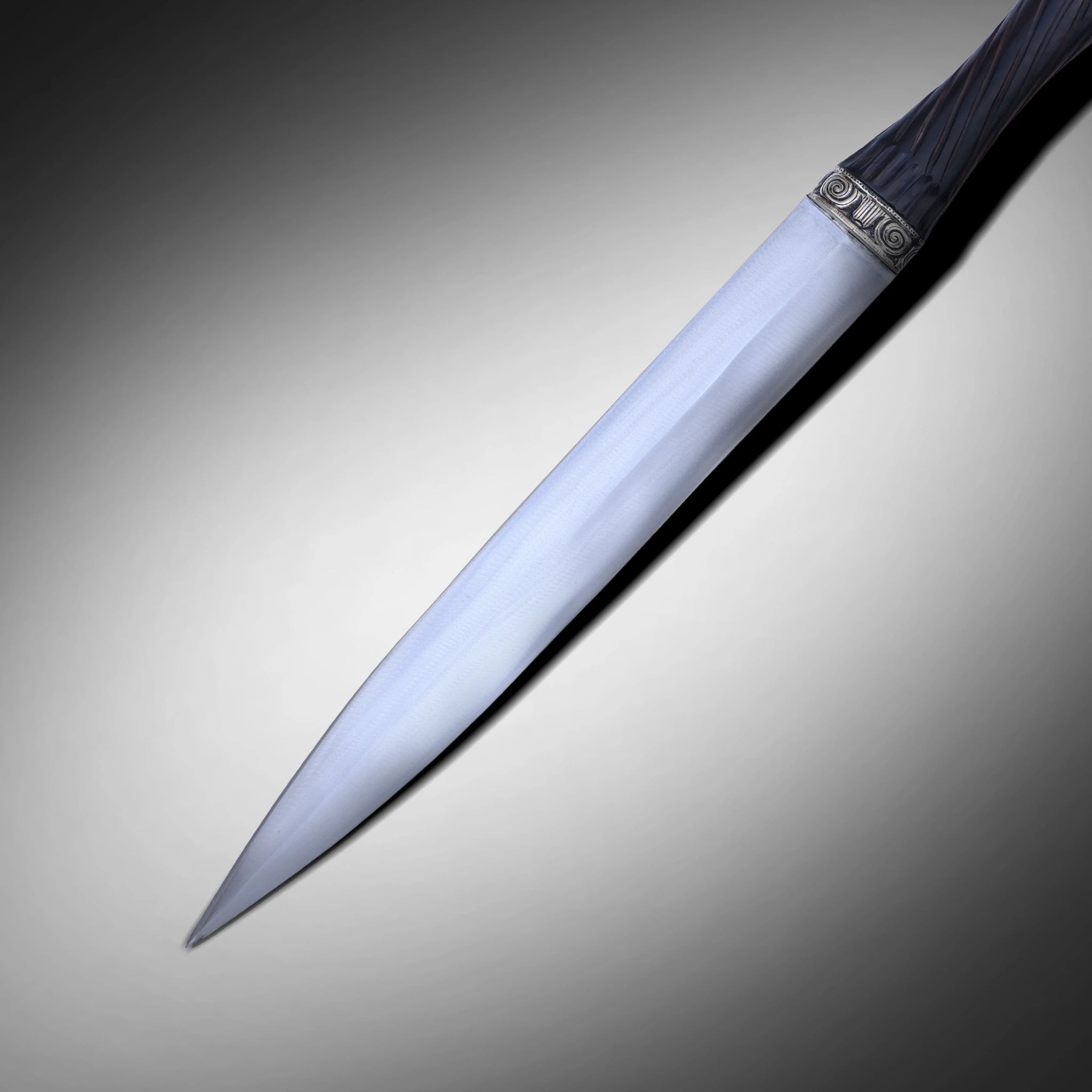 The Highlander's Dagger: A Blade of Clan and Valor